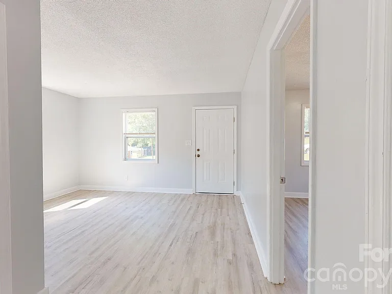 4517 Helena St — Photo 9