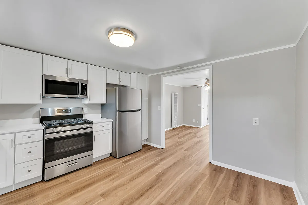 Building Photo - 109 N School Ave #6