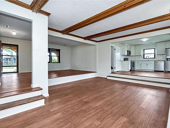 3rd image of 1425 Cole Dr