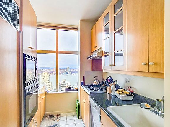 4th image of 160 W 66th St APT 41F