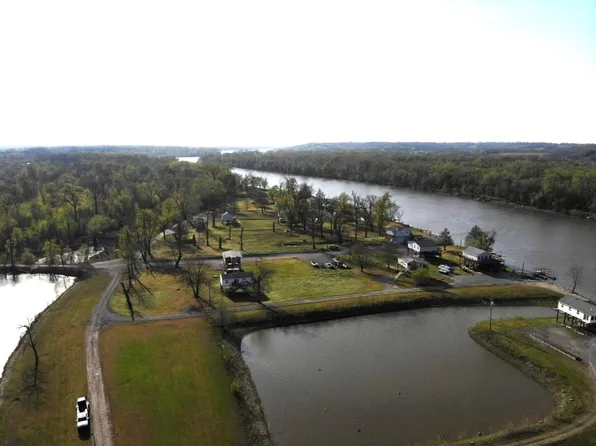 10 Lehmond Island Dr, Maryland Heights, MO 63043