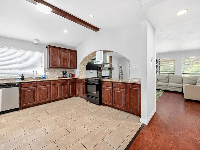 310 Overland Dr — Photo 2