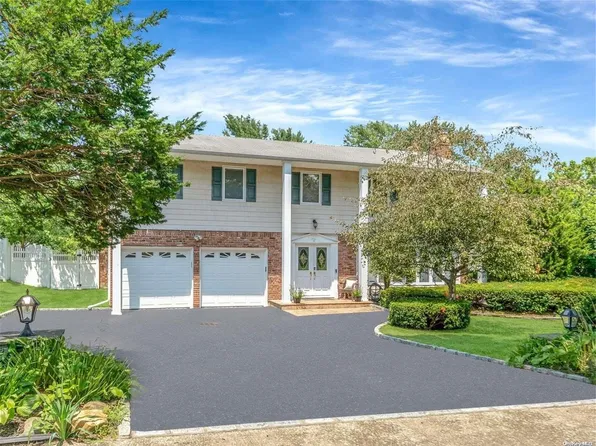 11 Knoll Lane, Smithtown, NY 11787
