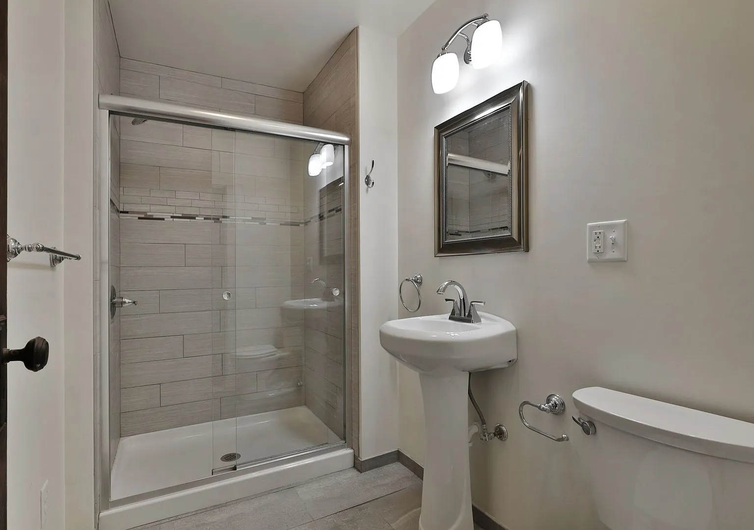Newly Renovated North Campus - 3 Bedroom 2 Full Bathrooms — Photo 3