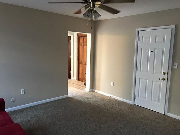 13_x 13_ Living room with ceiling fan