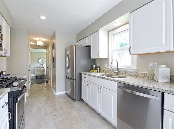 5th image of 374 King Ln