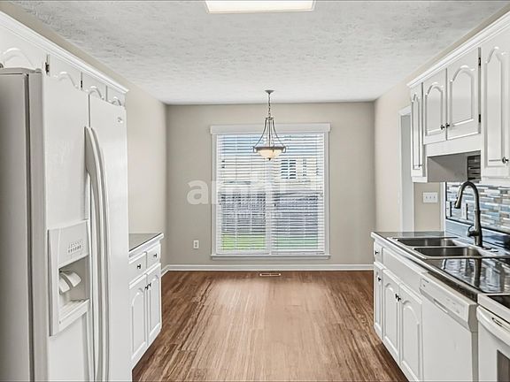 3rd image of 201 Fox Hunt Ln