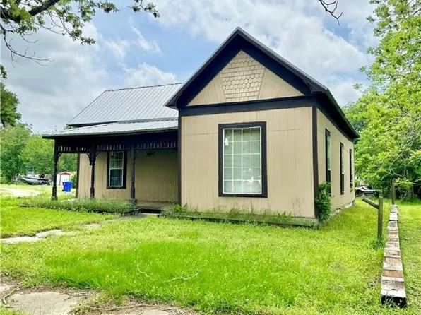 112 Dallas St, Yoakum, TX 77995