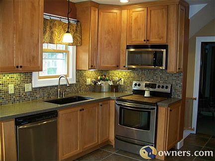 AMAZING EAT-IN KITCHEN