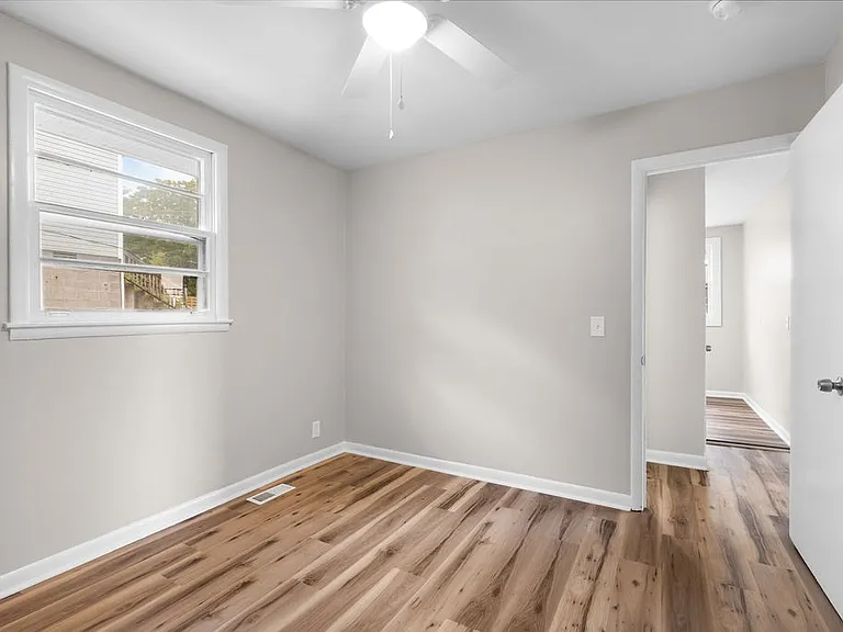 895 W Sharpe Ave #B — Photo 18