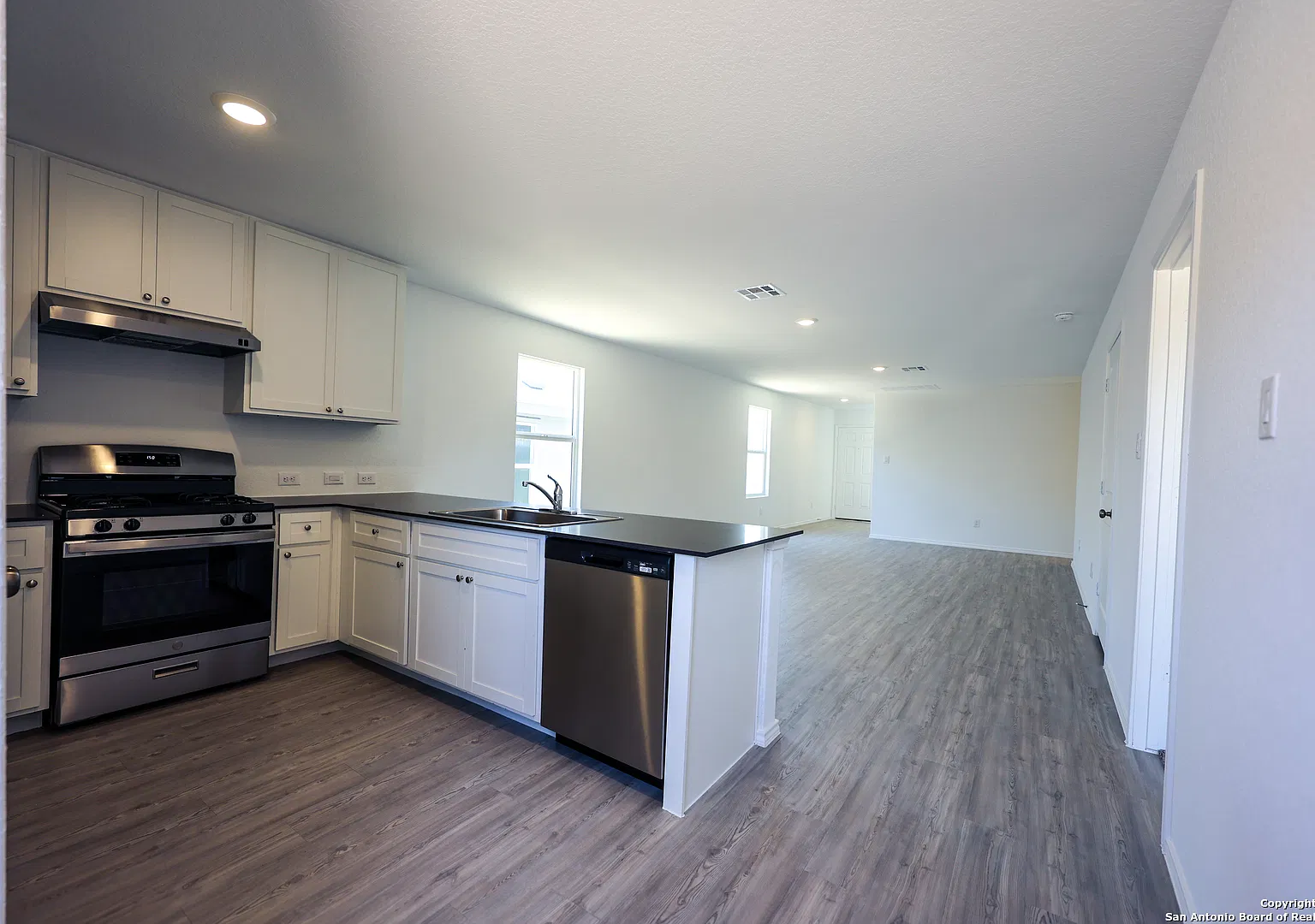 3 bed, 1266 sqft, $1,630 — Photo 3