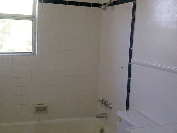 4th image of 11852 Oxnard St