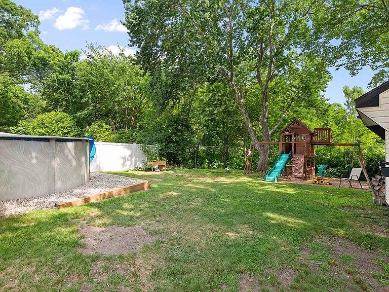Algonquin Dr — Photo 41