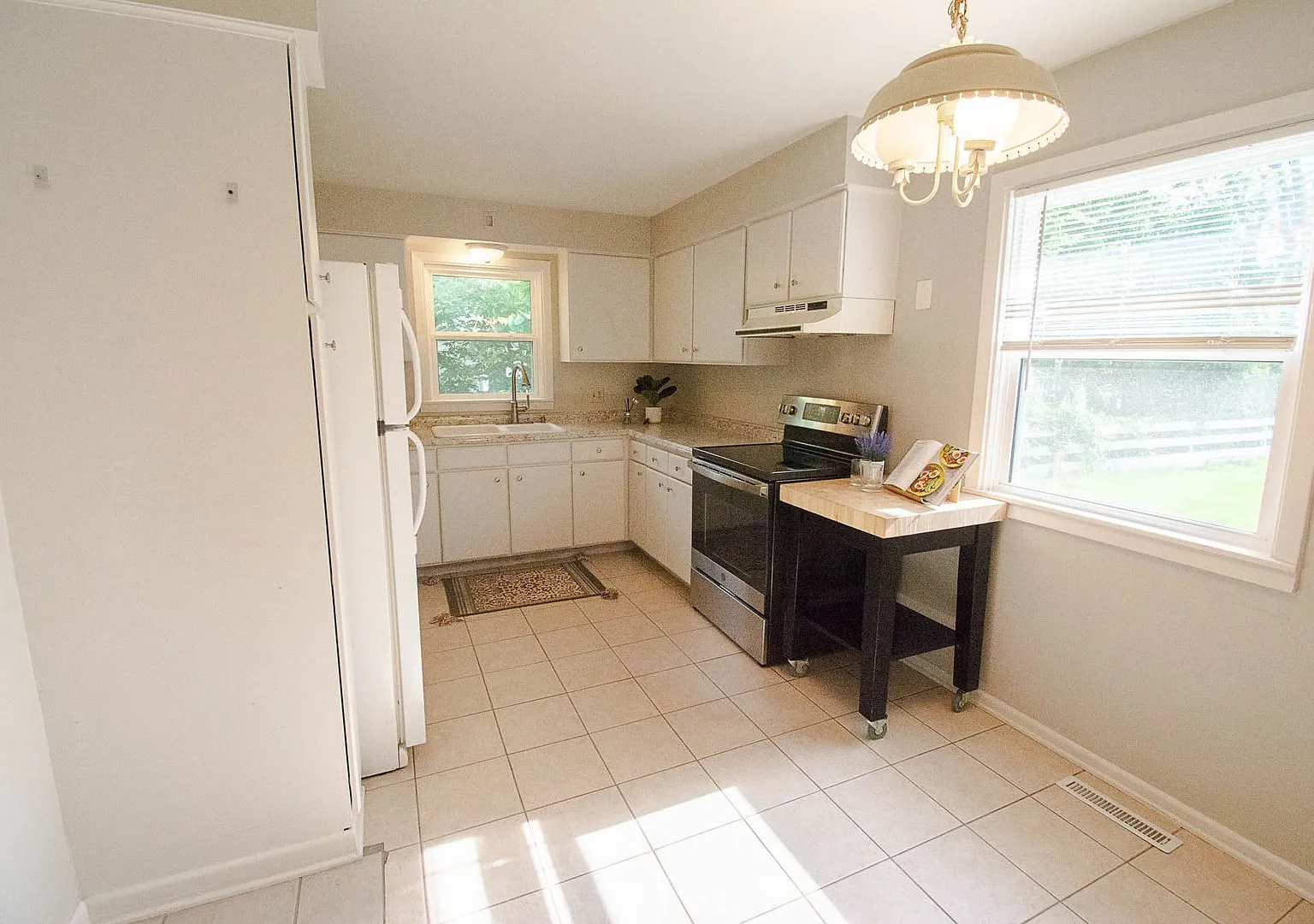 Charming Uptown Ranch-style Home with Private Fenced Backyard — Photo 4