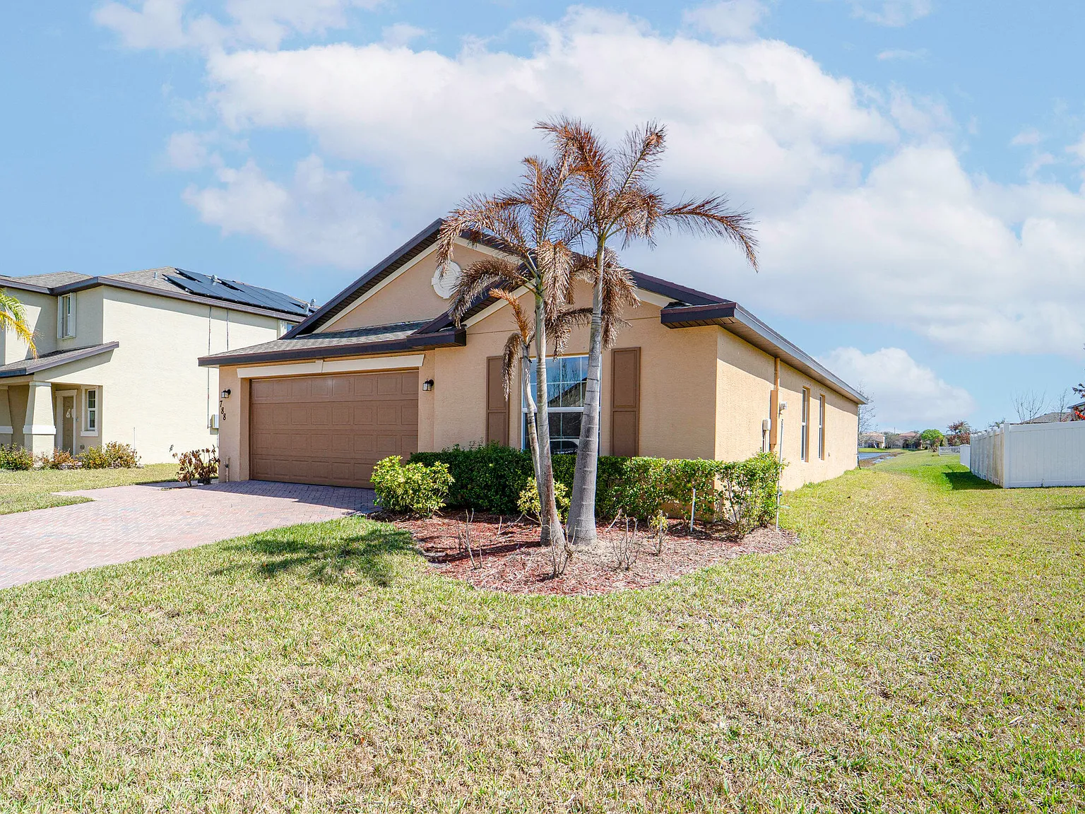 4 bed, 2.0 bath, 1830 sqft, $2,600 — Photo 2