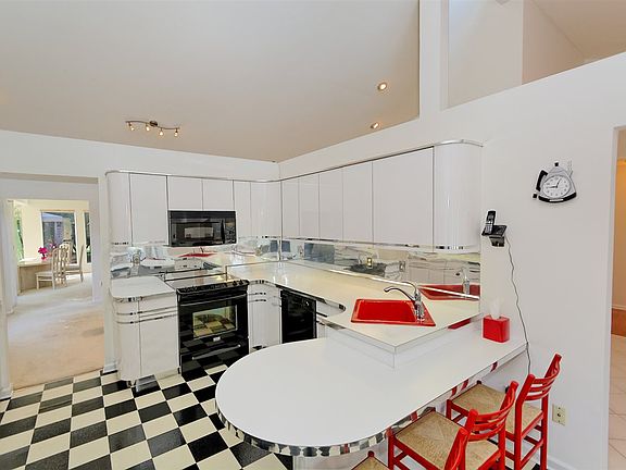 5th image of 27 Huntleigh Dr