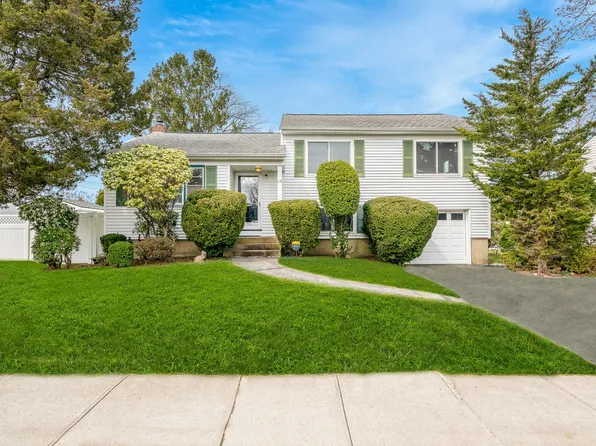 17 Pinetree Drive, Farmingdale, NY 11735