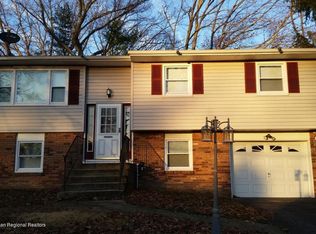 16 Oakleaf Ln, Toms River, NJ 08755