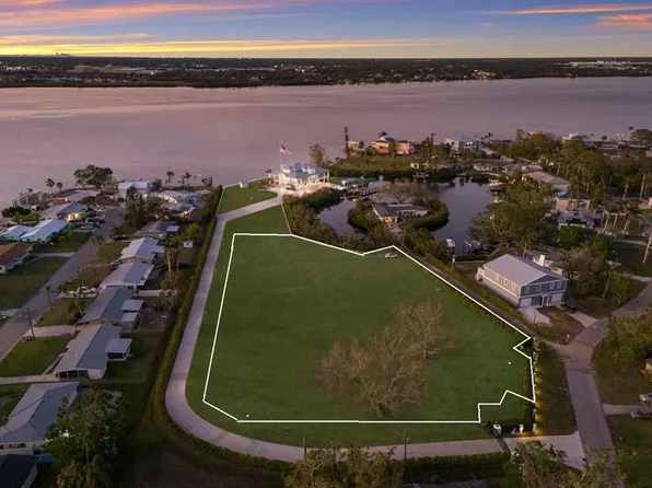 210 22nd Street Ct NE #11, Bradenton, FL 34208