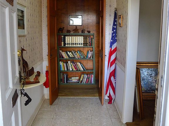 4th image of 12127 Queensbury Ln
