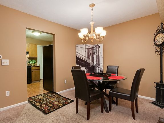 4th image of 32 Robinwood Ct