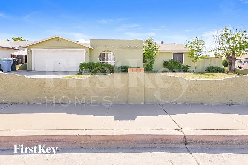3 bed, 2.0 bath, 1883 sqft, $2,230 — Photo 2