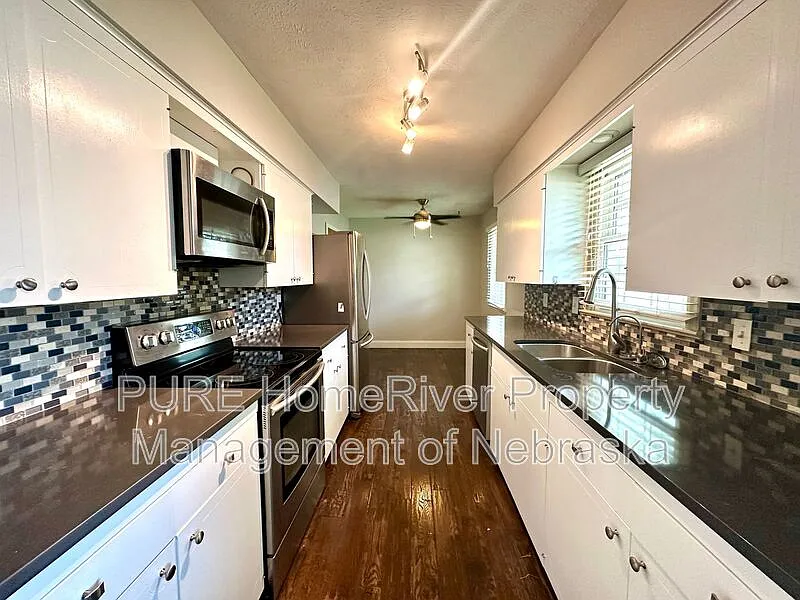 3 bed, 2.0 bath, 1692 sqft, $1,950 — Photo 3
