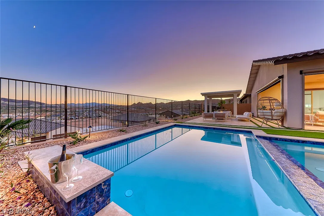 5 bed, 4.5 bath, 3290 sqft, $6,450 — Photo 1