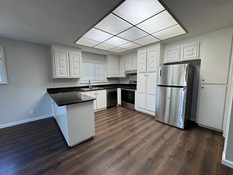 2135 Minto Dr — Photo 2