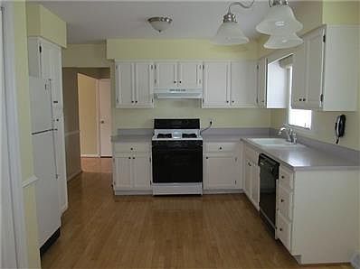 18x12' family room with hardwood floors.