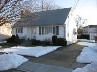 395 Abington Pl, East Meadow, NY 11554