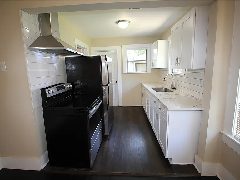 2616 Oakcliff St — Photo 7