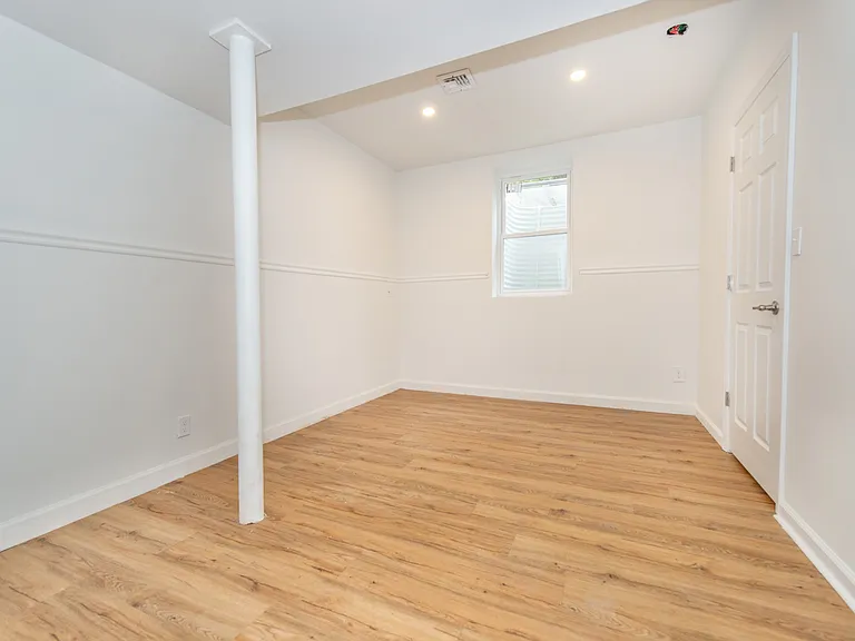 22 Roosevelt Ave — Photo 19