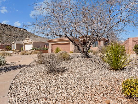 3rd image of 2929 E Blackstone Cir