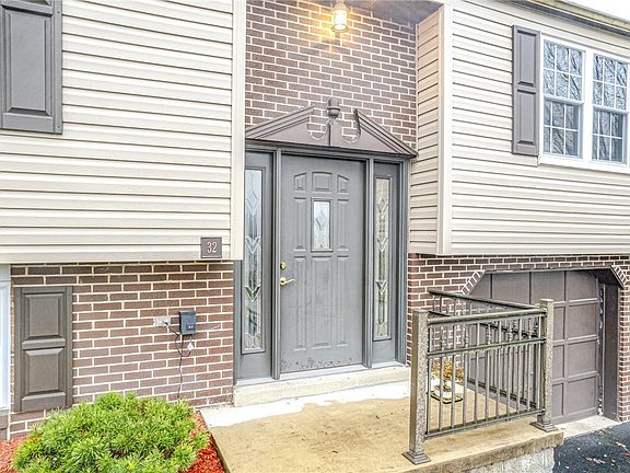 3rd image of 32 Tami Dr