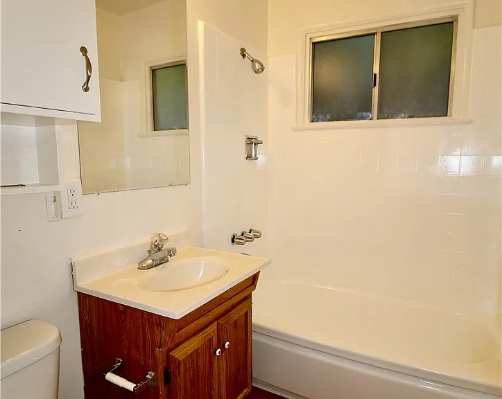 21470 Providencia St — Photo 13