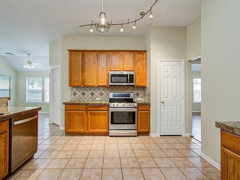 18223 Heathridge Ln — Photo 21