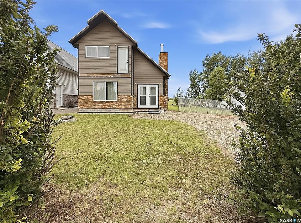 1st image of 403 Smith CRESCENT
