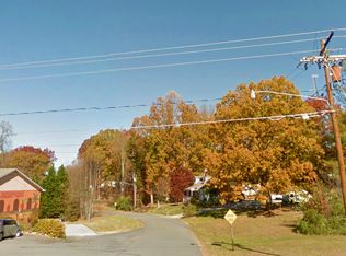 Crestwood Dr, Pilot Mountain, NC 27041