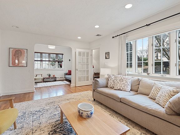 4th image of 39 Hillcrest Ave