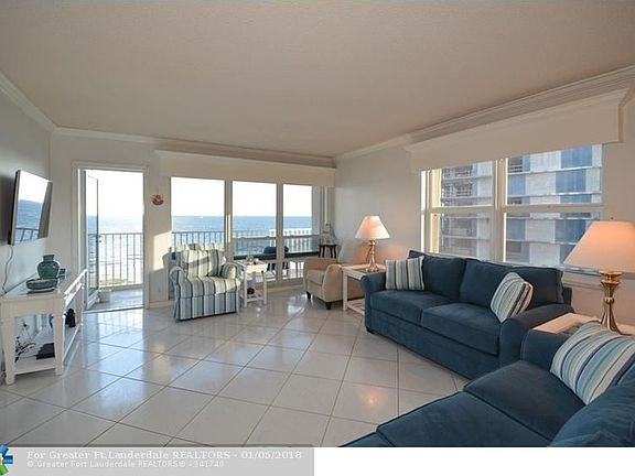 LIVING ROOM WITH DIRECT VIEW OF THE OCEAN