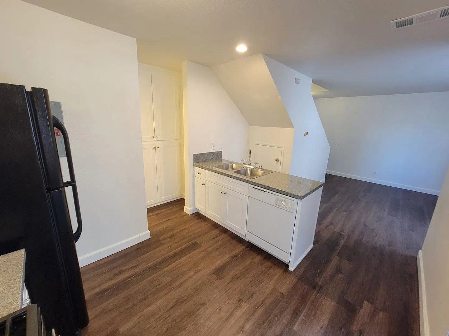Modernized 1 Bedroom / 1.5 Bathroom Townhome-Style Apartment In Downtown Long Beach! — Photo 3