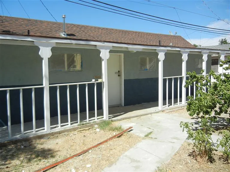 301 1/2 E F St photo 1