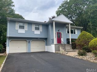 7 Falcon Dr, Edison, NJ 08820