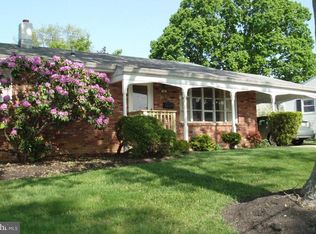 4 Dark Leaf Dr, Hamilton, NJ 08610