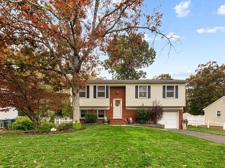 225 Karen Dr — Photo 1