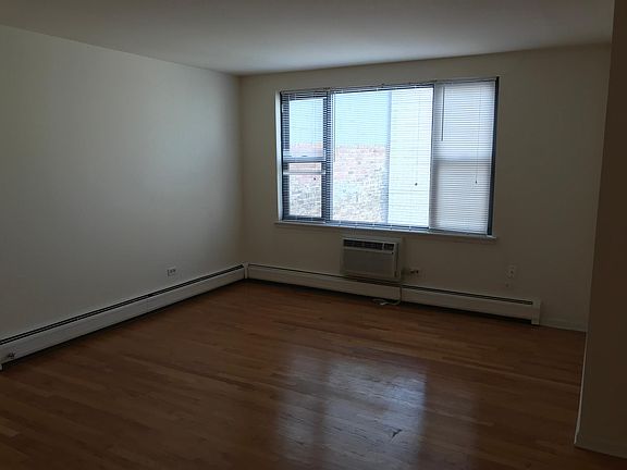 2nd image of 525 4/5 W Oakdale Ave #512