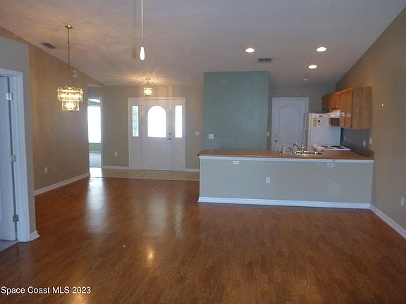 2nd image of 1400 Las Verdes Ct