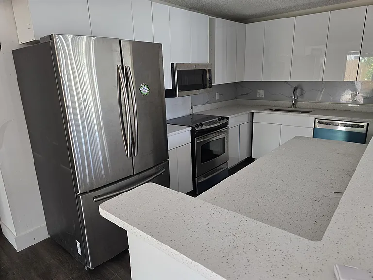 435 SW 61st Ter — Photo 3