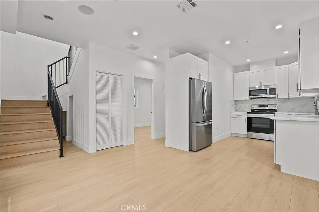 3 bed, 1000 sqft, $3,695 — Photo 1